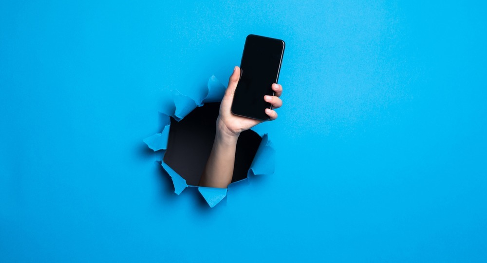 «Дай деньги на подарок маме»: мошенники начали копировать голоса детей через ИИ